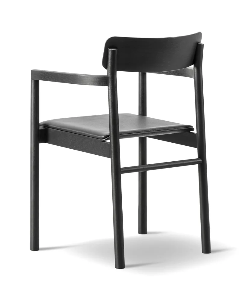 Post Chair Seat upholstered by Fredericia in Leather Omni 301, Black, Oak black lacquer, FSC Mix 70% – product photo 3 of 4