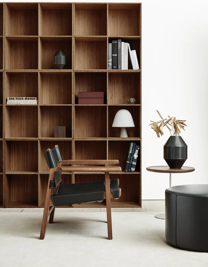 The Spanish Chair by Fredericia in Leather, black, Smoked oak, olied, FSC Mix 70% – interior photo 7 of 8