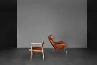 Wegner Ox Chair von Fredericia in Leather Cera 905, Russet brown, Piping as upholstery, Brushed stainless steel – Ambientefoto 4 von 6