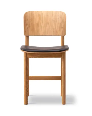 Plan Wood Chair Seat upholstered von Fredericia in Leather Omni 377, Dark brown, Oak oil, FSC Mix 70% – Produktfoto 4 von 4