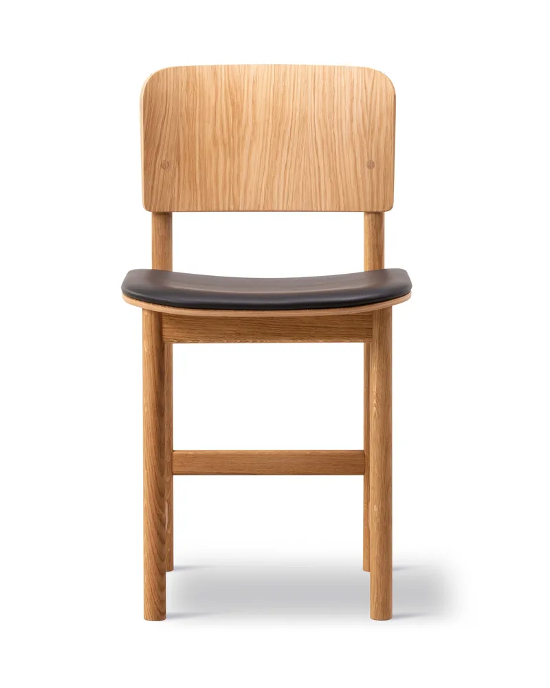 Plan Wood Chair Seat upholstered von Fredericia in Leather Omni 377, Dark brown, Oak oil, FSC Mix 70% – Produktfoto 4 von 4