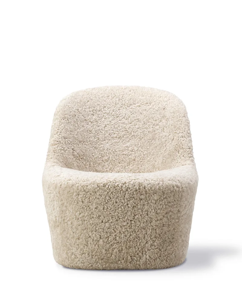 Gomo Lounge Chair by Fredericia in Sheepskin Moonlight, Fixed base, FSC Mix 70% – product photo