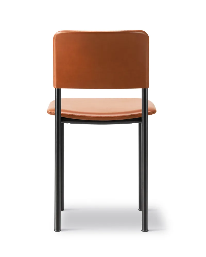 Plan Chair Fully Upholstered de Fredericia en Leather Max 95, Cognac, Black – photo du produit 3 sur 5