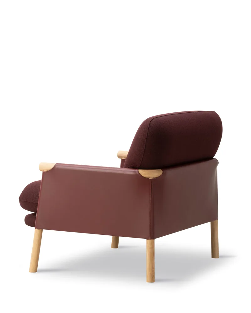 Savannah Chair by Fredericia in Vidar 693, Leather Max 93, Indian red, Oak light oil, FSC Mix 70% – product photo 2 of 4