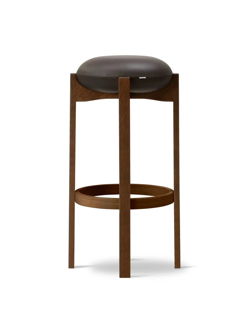 Pioneer Stool de Fredericia en Leather Primo 86-1, Dark brown, Smoked oak stained lacquer, FSC Mix 70%, Sh 77 cm – photo du produit 2 sur 2