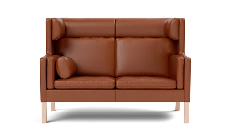 Mogensen 2292 Coupé Sofa by Fredericia in Leather Cera 905, Russet brown, Oak light oil – product photo