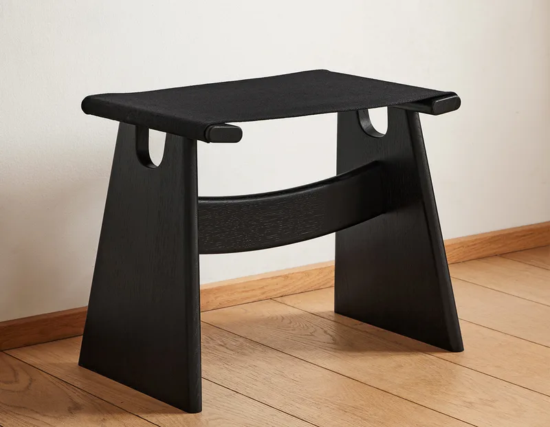 Seto Stool de Fredericia en Black canvas, Oak black lacquer, FSC Mix 70% – photo d’ambiance 1 sur 5