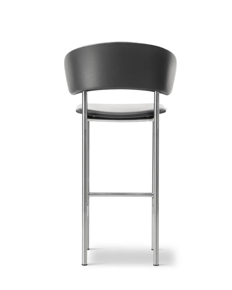 Plan Arm Barstool van Fredericia in Leather Omni 301, Black, Brushed steel, Sh 78 cm – productfoto 2 van 4