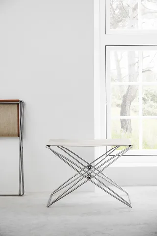 JG Folding Stool de Fredericia en Natural canvas, Brushed stainless steel – photo d’ambiance 2 sur 5