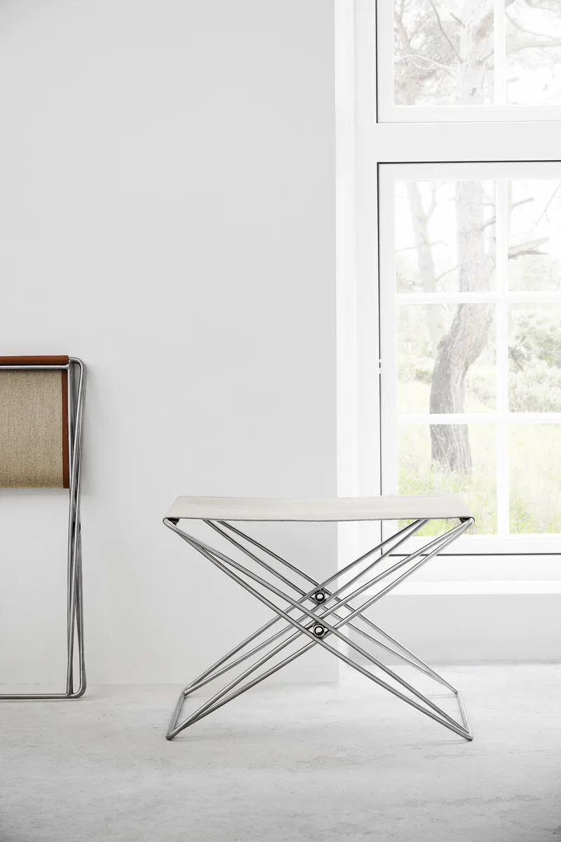 JG Folding Stool de Fredericia en Natural canvas, Brushed stainless steel – photo d’ambiance 2 sur 5