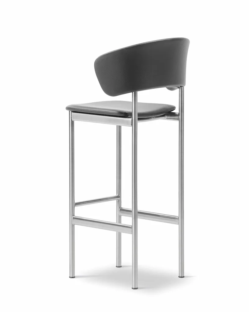 Plan Arm Barstool van Fredericia in Leather Omni 301, Black, Brushed steel, Sh 78 cm – productfoto 3 van 4