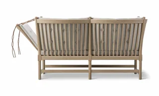 The Spoke-Back Sofa de Fredericia en Natural Linen 0003, Oak soap, FSC Mix 70% – photo du produit 2 sur 4
