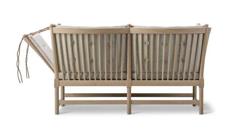 The Spoke-Back Sofa de Fredericia en Natural Linen 0003, Oak soap, FSC Mix 70% – photo du produit 2 sur 4