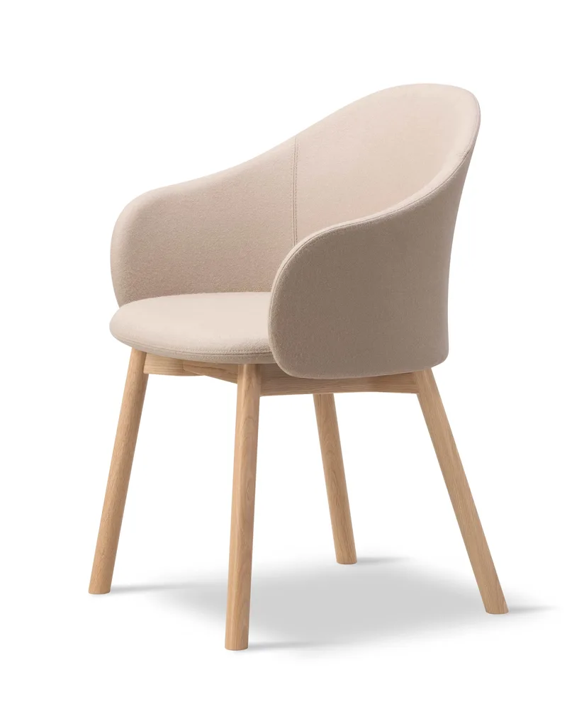 Gomo Armchair Wood Base van Fredericia in Blazer CUZ47 Fairfield, Oak lacquer, FSC Mix 70% – productfoto 1 van 2