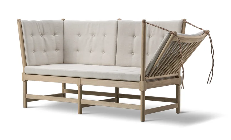 The Spoke-Back Sofa de Fredericia en Natural Linen 0003, Oak soap, FSC Mix 70% – photo du produit 1 sur 4