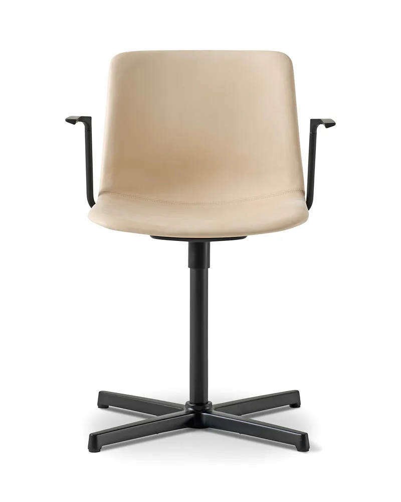 Pato Swivel Armchair von Fredericia in Leather Vegeta 90, Natural, Black – Produktfoto