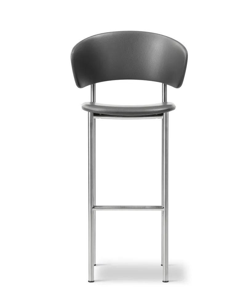 Plan Arm Barstool van Fredericia in Leather Omni 301, Black, Brushed steel, Sh 78 cm – productfoto 4 van 4