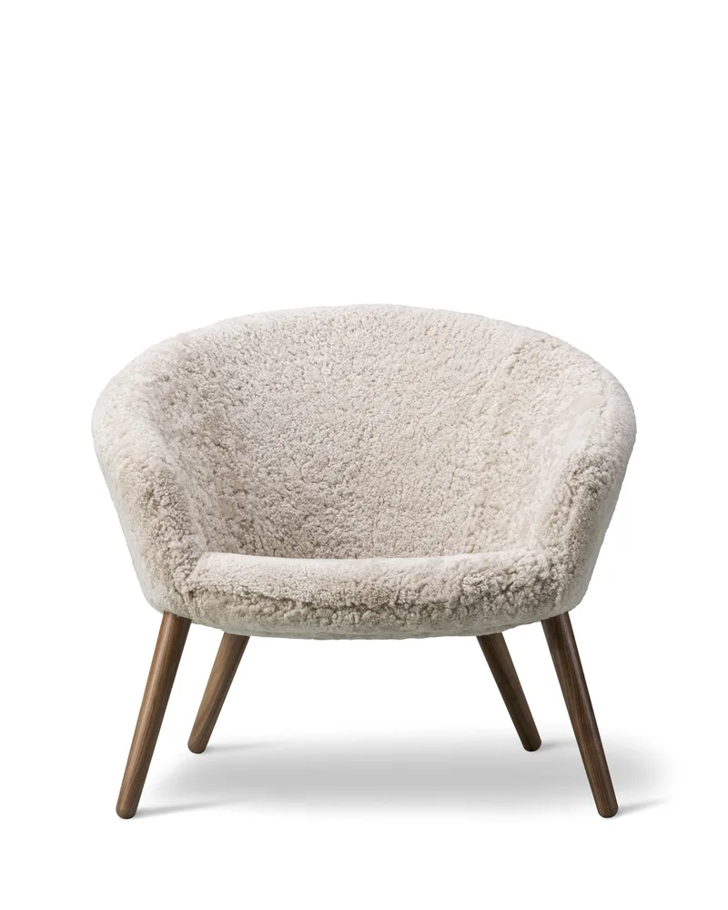 Ditzel Lounge Sheepskin by Fredericia in Sheepskin Moonlight, Walnut lacquer – product photo