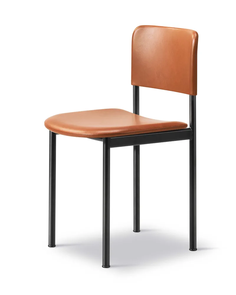 Plan Chair Fully Upholstered de Fredericia en Leather Max 95, Cognac, Black – photo du produit 2 sur 5