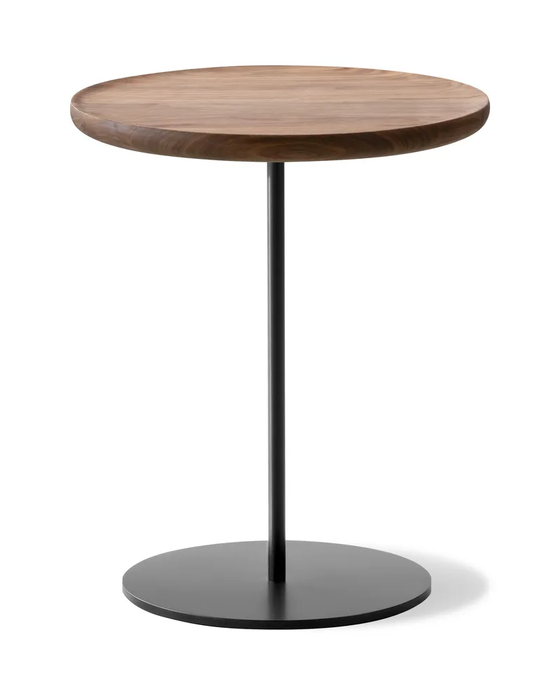 Pal Table Ø37,5 van Fredericia in Walnut oiled, Black lacquer, Height 45 cm – productfoto