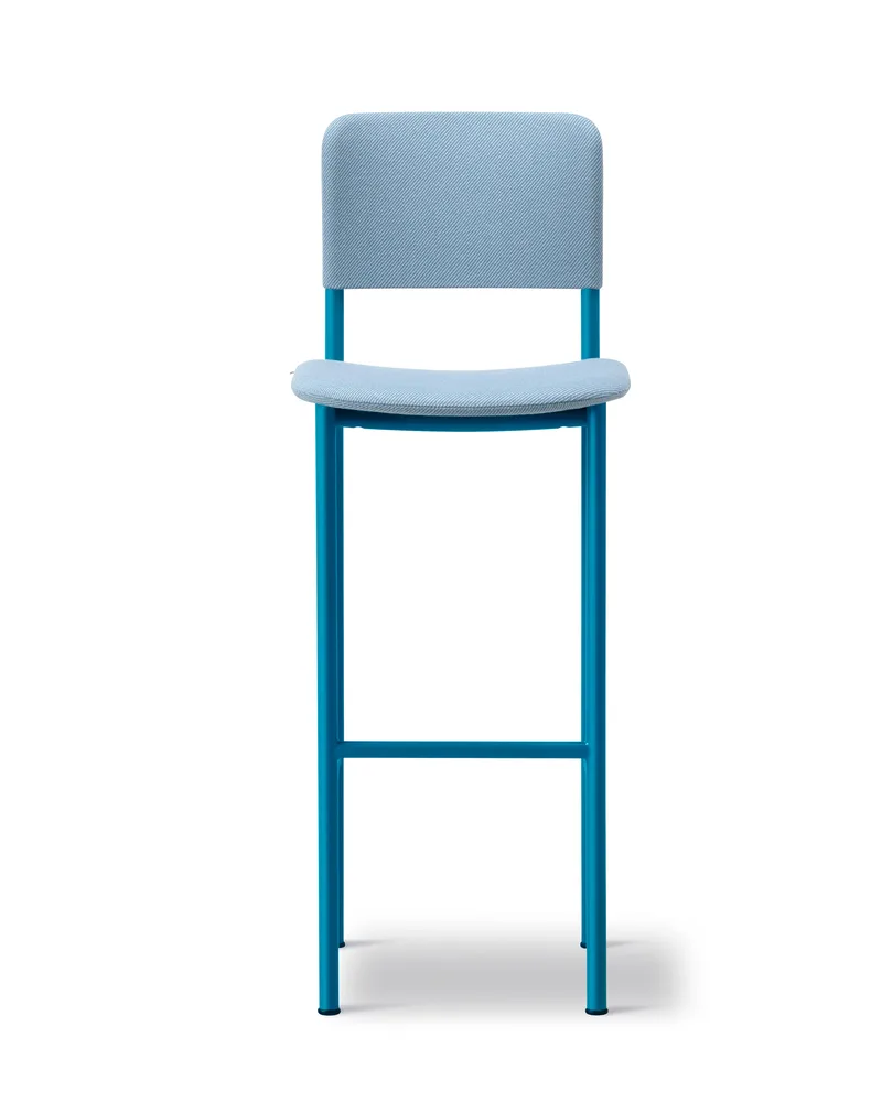 Plan Barstool Fully upholstered by Fredericia in Twillwool 2001, Signal blue, Sh 78 cm – product photo