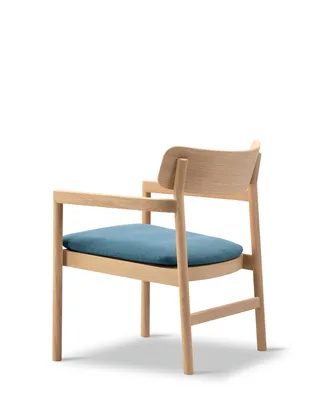 Post Lounge Chair von Fredericia in Vidar 733, Oak lacquer, FSC Mix 70%, With natural webbing – Produktfoto 3 von 4