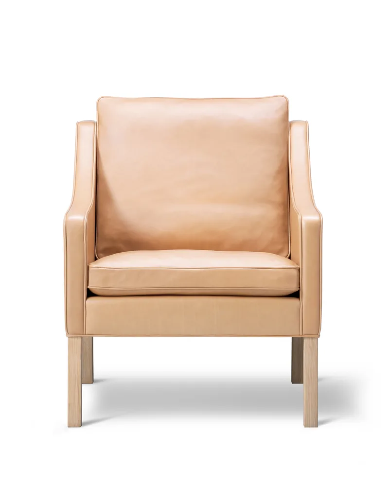 Mogensen 2207 Club Chair by Fredericia in Leather Vegeta 90, Natural, Oak soap – product photo