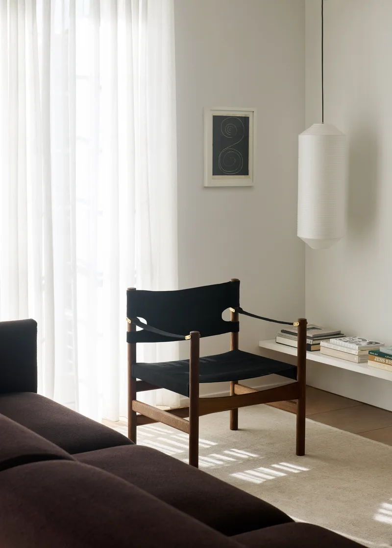 Canvas 21 Chair von Fredericia in Black canvas, Smoked oak, olied, FSC Mix 70% – Ambientefoto 1 von 5