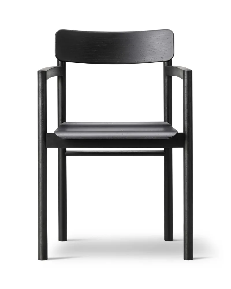 Post Chair von Fredericia in Oak black lacquer, FSC Mix 70% – Produktfoto