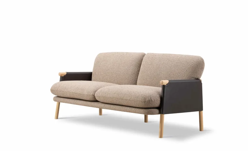 Savannah Sofa, 2 seater, 182 cm van Fredericia in Elle 280, Leather Organic 906, Mocca, Oak light oil, FSC Mix 70% – productfoto 1 van 4