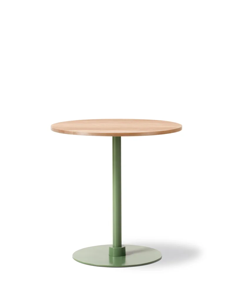 Plan Column Table Ø72 cm von Fredericia in Oak light oil, FSC Mix 70%, Modernist green, 73 cm – Produktfoto