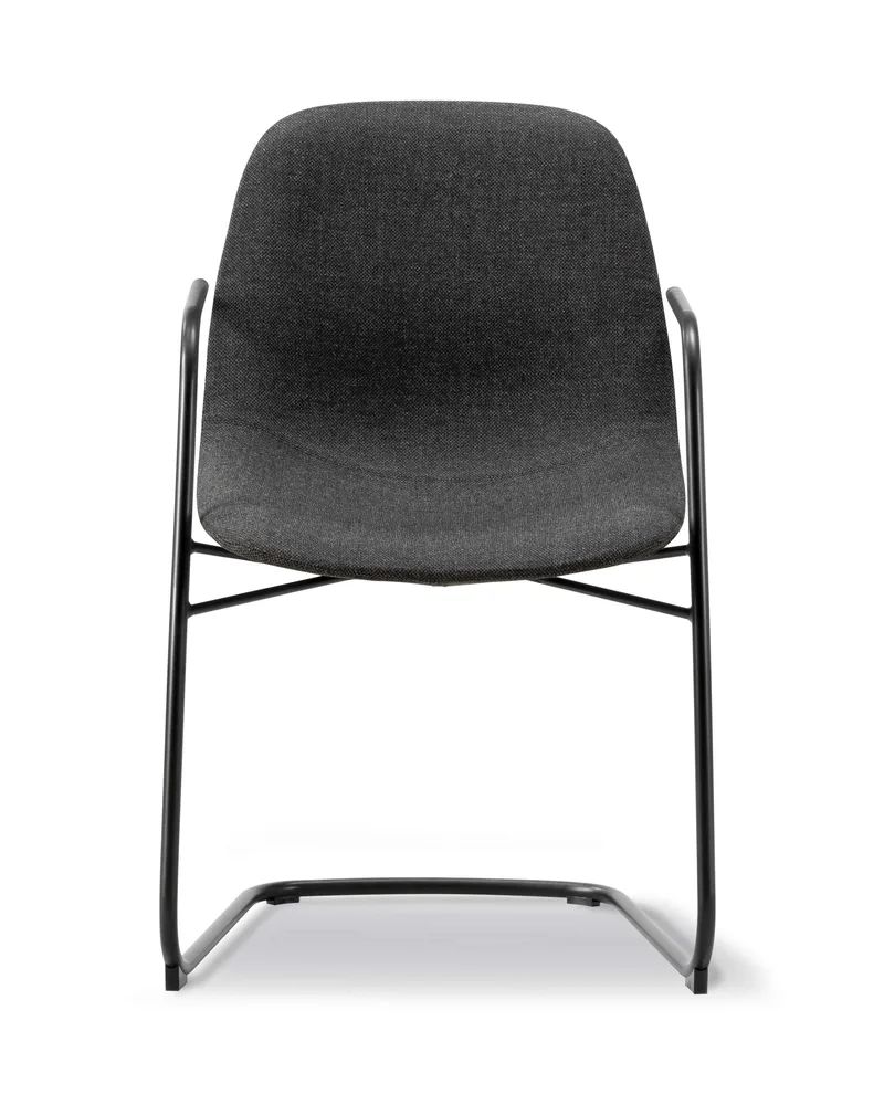 Eyes Cantilever Armchair de Fredericia en Re-Wool 198, Black, arm with leather 98, black – photo du produit