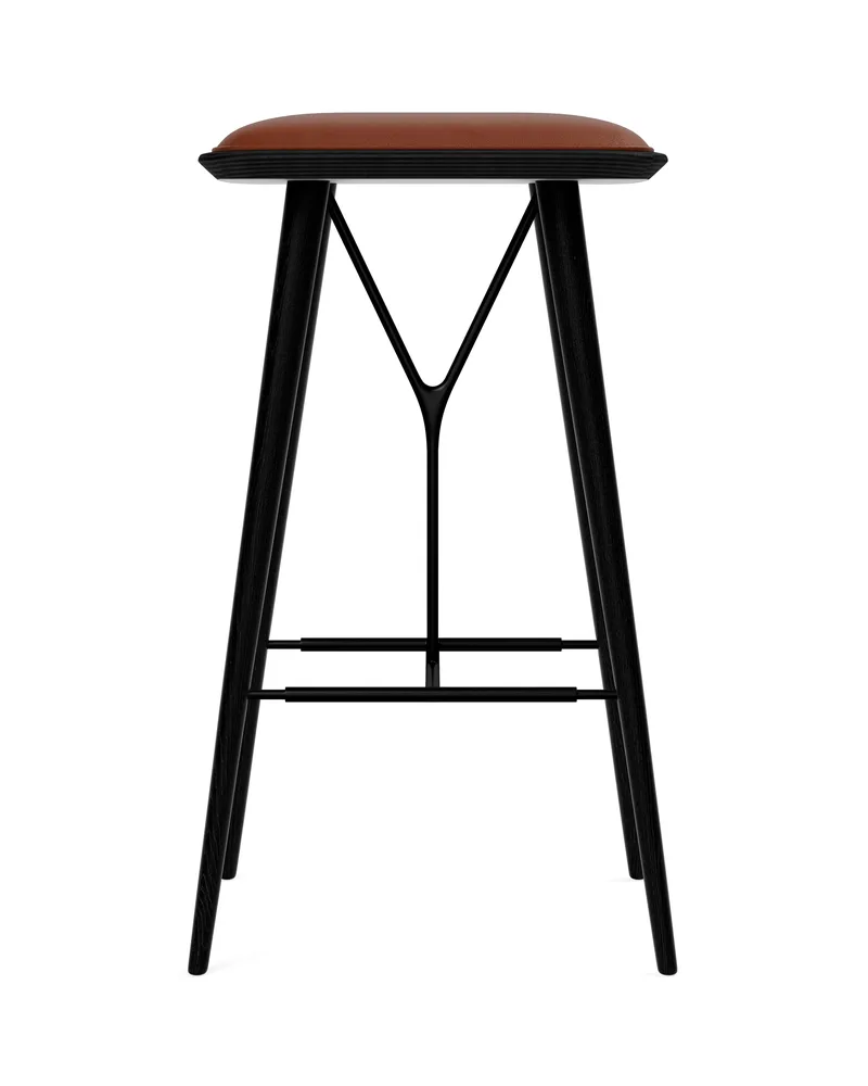 Spine Wood Base Stool van Fredericia in Leather Trace 8680, Heritage brown, Ash, black lacquer – black metal, FSC MIX 70%, 74 cm – productfoto