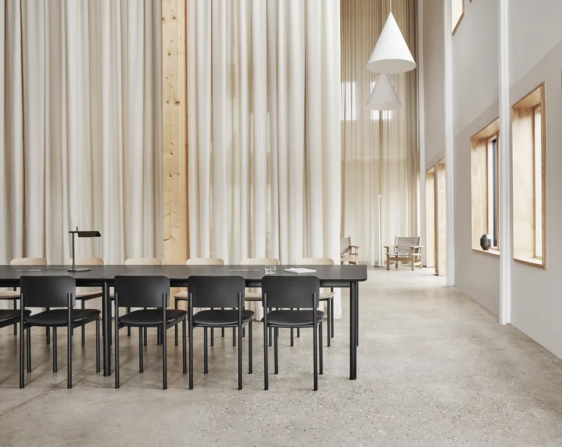 Plan Chair van Fredericia in Black ash, FSC Mix 70%, Black – sfeerfoto 2 van 6