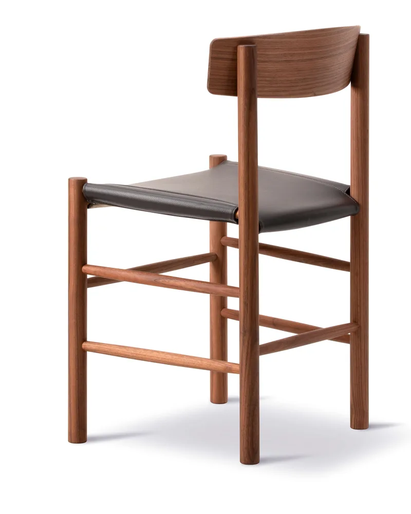 J39 Mogensen Chair Seat Upholstered von Fredericia in Leather Omni 377, Dark brown, Walnut oiled – Produktfoto 3 von 4