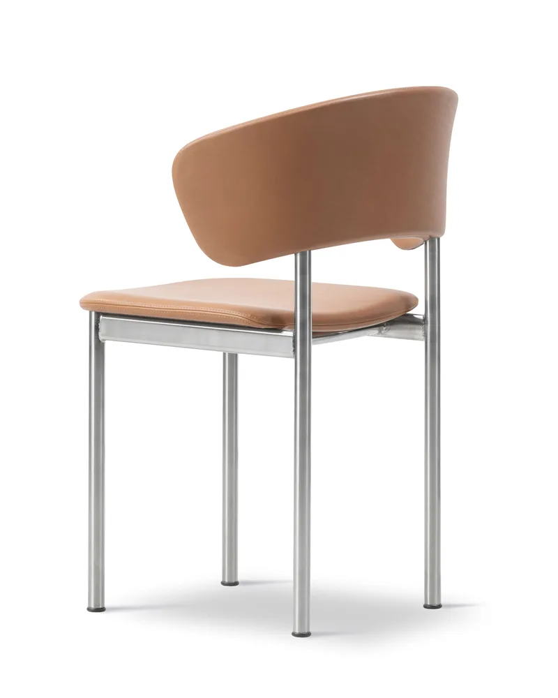 Plan Armchair van Fredericia in Leather Max 95, Cognac, Brushed steel – productfoto 3 van 4