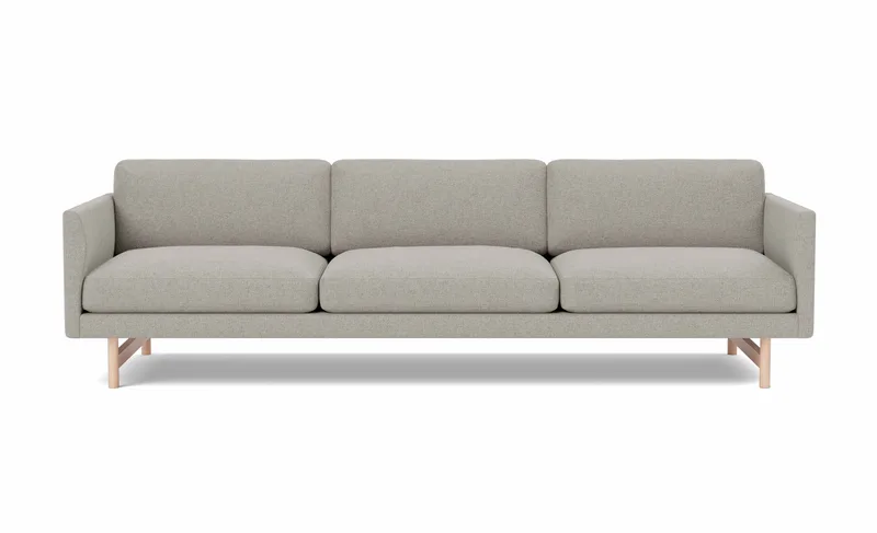 Calmo Sofa, 3 seater, 250 cm von Fredericia in Sunniva 717, Oak lacquer, FSC Mix 70% – Produktfoto