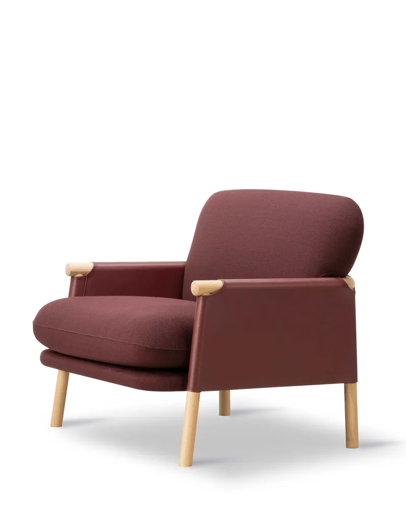 Savannah Chair by Fredericia in Vidar 693, Leather Max 93, Indian red, Oak light oil, FSC Mix 70% – product photo 1 of 4