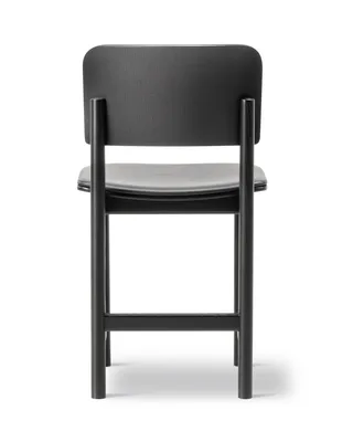 Plan Wood Chair Seat upholstered van Fredericia in Leather Omni 301, Black, Black ash, FSC Mix 70% – productfoto 2 van 4