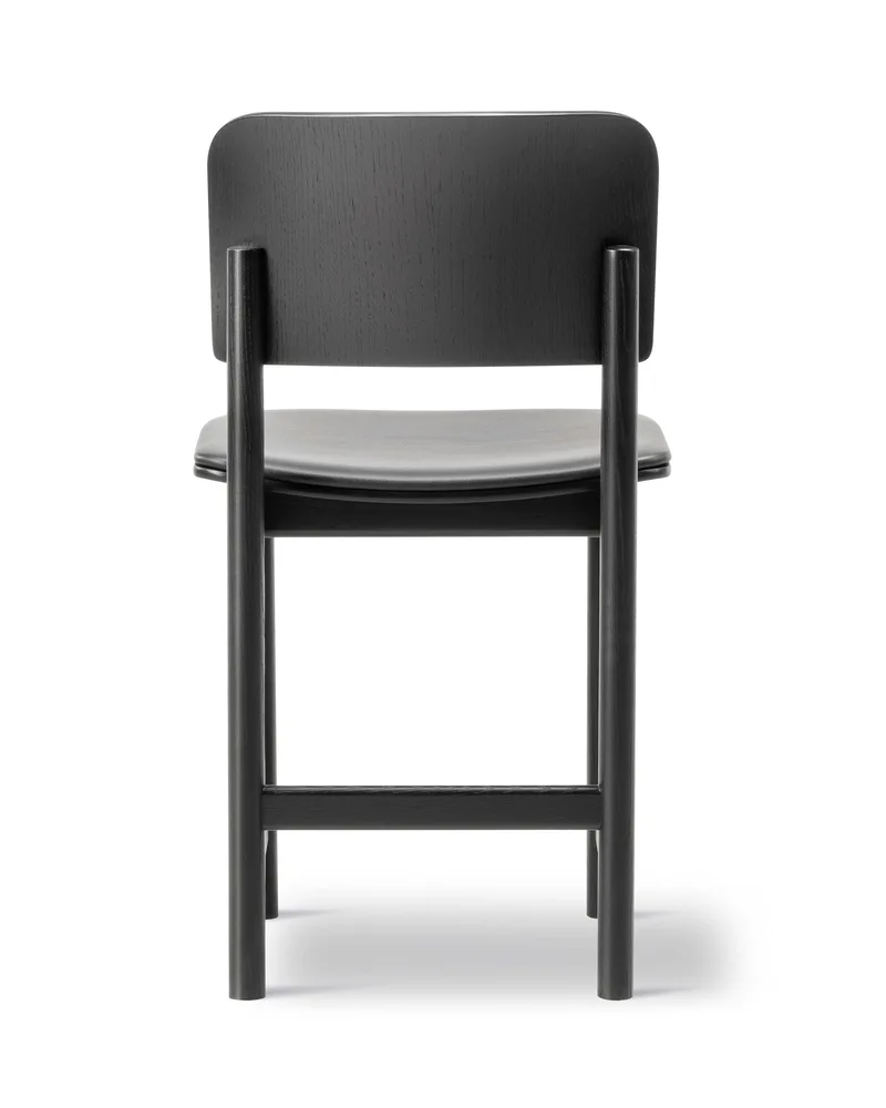 Plan Wood Chair Seat upholstered van Fredericia in Leather Omni 301, Black, Black ash, FSC Mix 70% – productfoto 2 van 4