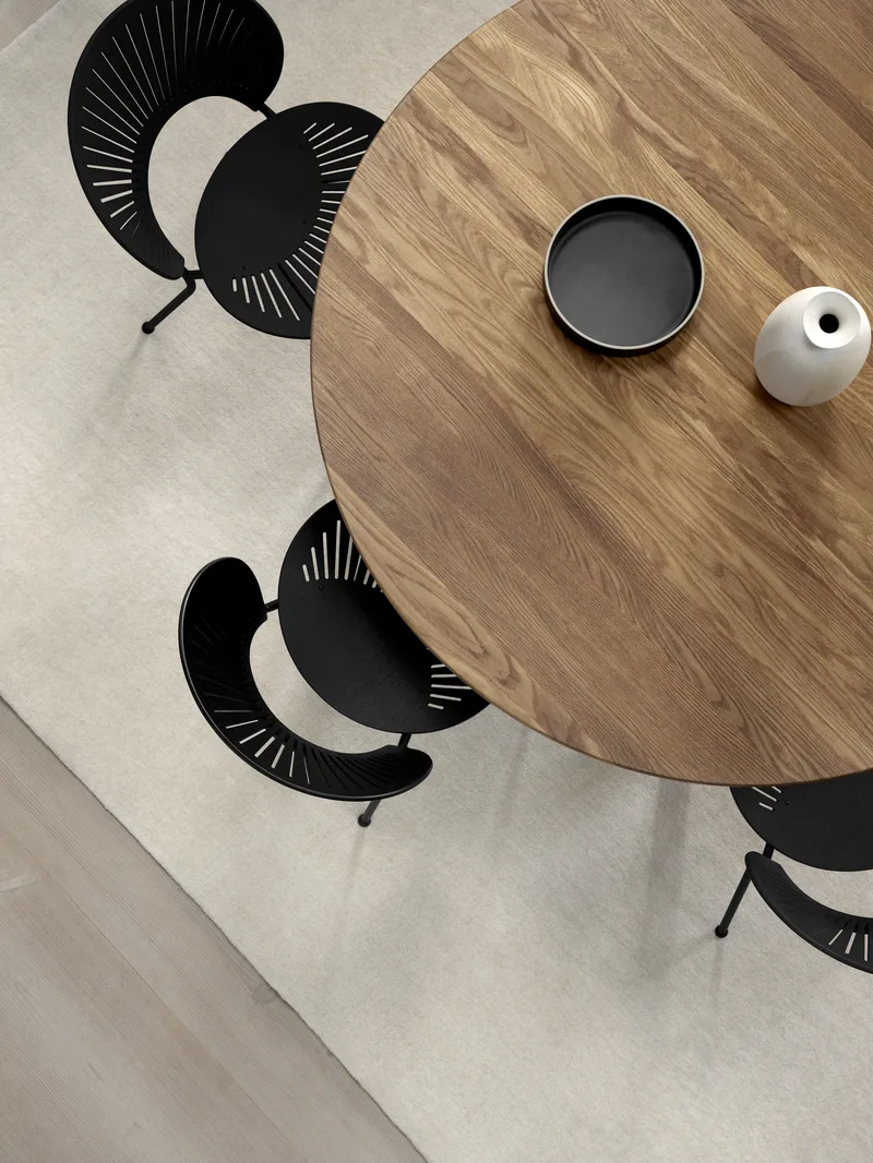 Trinidad van Fredericia in Black ash, FSC Mix 70%, Chrome – sfeerfoto 2 van 4