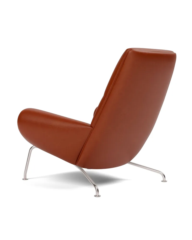 Wegner Queen Chair van Fredericia in Leather Cera 905, Russet brown, Piping as upholstery, Brushed stainless steel – productfoto 3 van 4