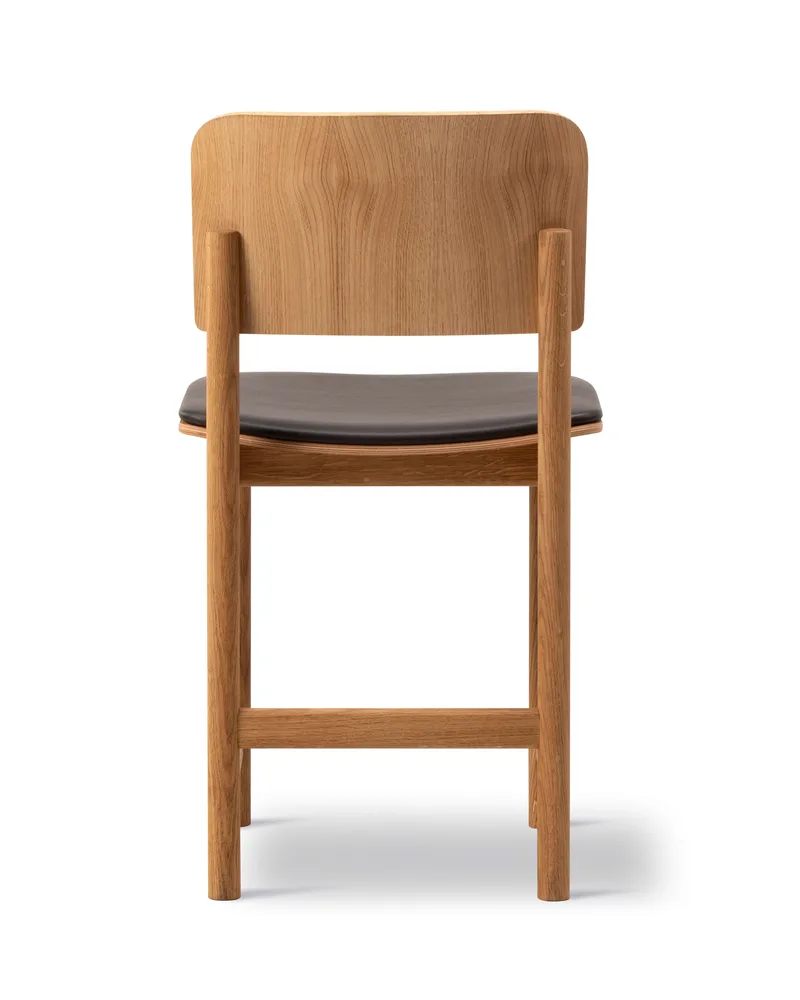 Plan Wood Chair Seat upholstered von Fredericia in Leather Omni 377, Dark brown, Oak oil, FSC Mix 70% – Produktfoto 2 von 4
