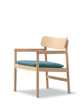 Post Lounge Chair von Fredericia in Vidar 733, Oak lacquer, FSC Mix 70%, With natural webbing – Produktfoto 1 von 4
