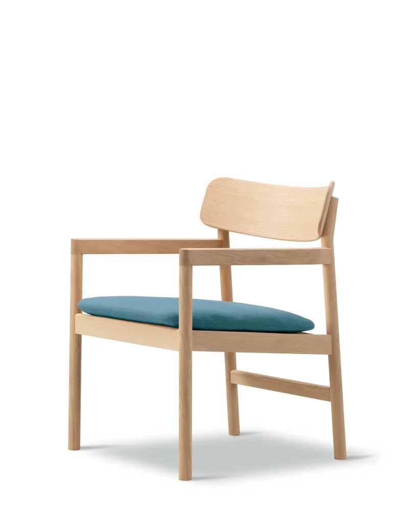 Post Lounge Chair von Fredericia in Vidar 733, Oak lacquer, FSC Mix 70%, With natural webbing – Produktfoto 1 von 4