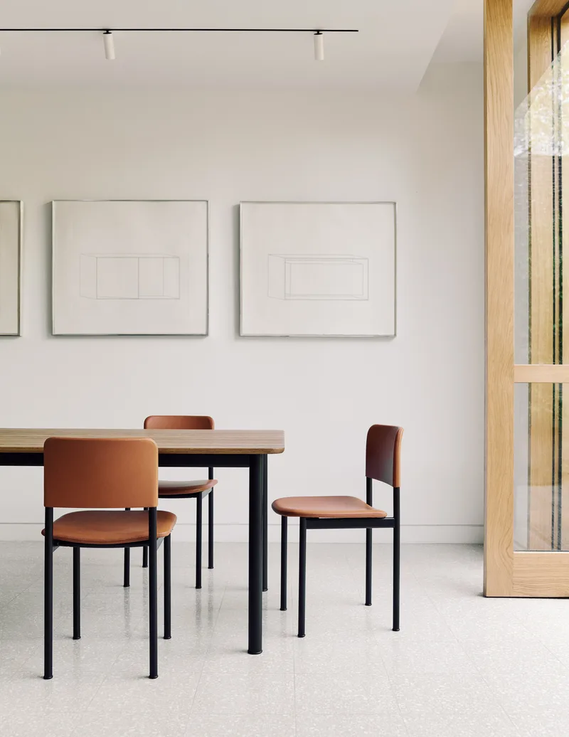 Plan Chair Fully Upholstered de Fredericia en Leather Max 95, Cognac, Black – photo d’ambiance 1 sur 5