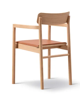 Post Chair Seat upholstered by Fredericia in Leather Max 95, Cognac, Oak light oil, FSC Mix 70% – product photo 3 of 4