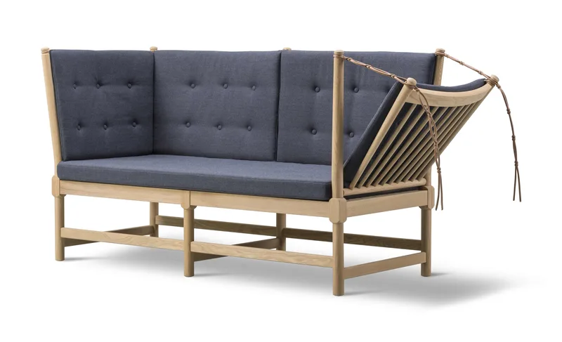 The Spoke-Back Sofa van Fredericia in Capture 5201, Oak soap, FSC Mix 70% – productfoto 2 van 4