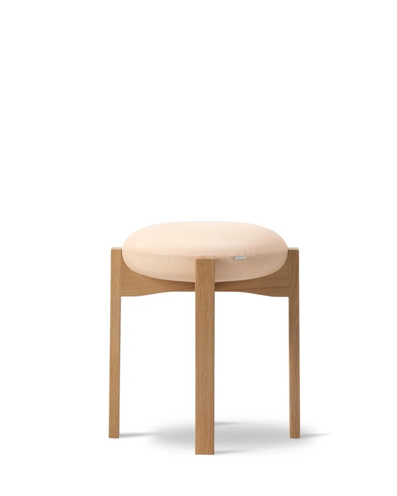 Pioneer Stool van Fredericia in Leather Vegeta 90, Natural, Oak lacquer, FSC Mix 70% – productfoto 2 van 2
