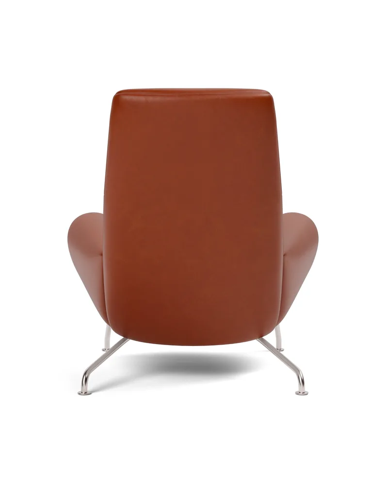 Wegner Queen Chair van Fredericia in Leather Cera 905, Russet brown, Piping as upholstery, Brushed stainless steel – productfoto 2 van 4